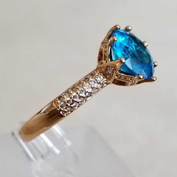 Jewelry - Crown Setting Blue Solitaire